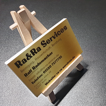 Staffelei mit  goldener Karte Ra&Ra Services